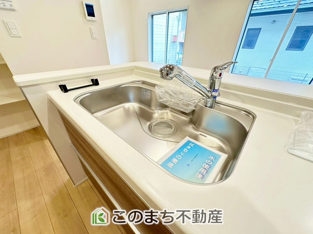 ブルーミングガーデン宇都宮市中戸祭1丁目の設備|ビルトイン型浄水器を内蔵したキッチン水栓。お米を研いだり、野菜を洗ったりするときなど用途に応じてワンタッチで浄水に切り替えが可能です。カートリッジ式なので、フィルターを簡単に交換する事が出来ます。
