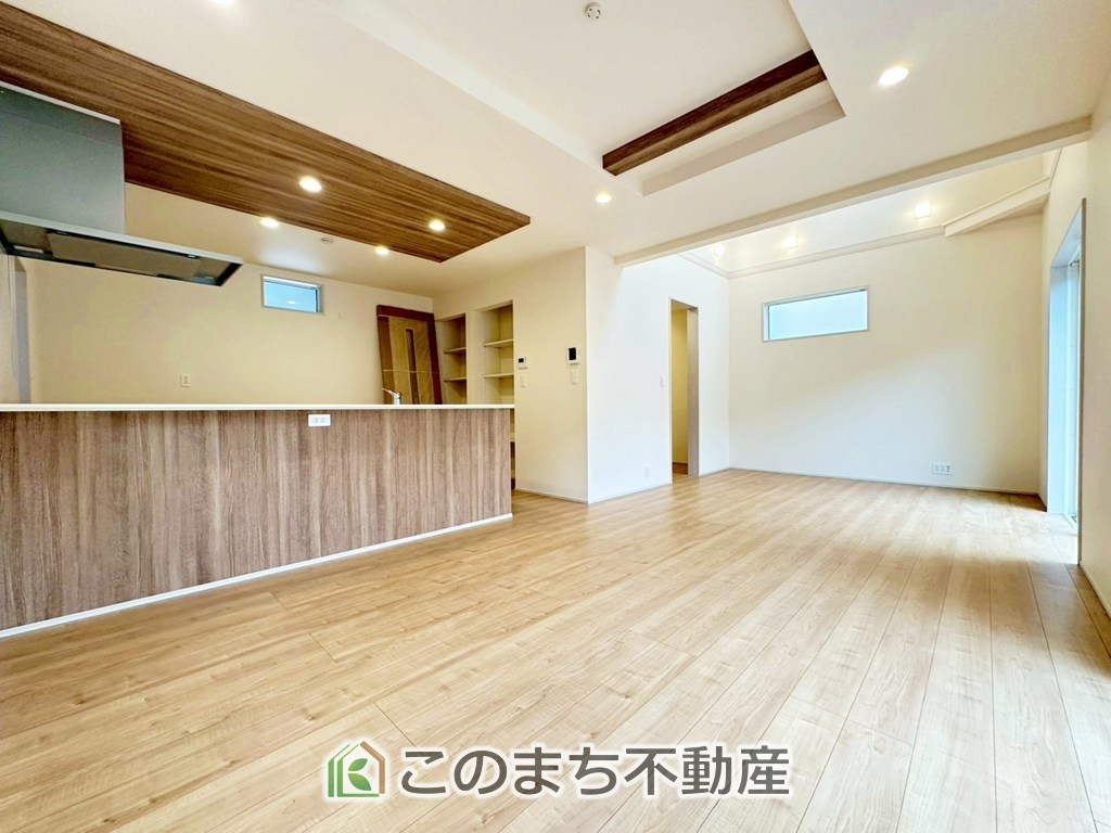 ブルーミングガーデン宇都宮市中戸祭1丁目の居間・リビング|オープンでのびやかな空間を生み出す、こだわりの広がりとゆとり。家族と過ごす時間を大切にしたい方にぴったりの明るくゆとりある住空間です。
