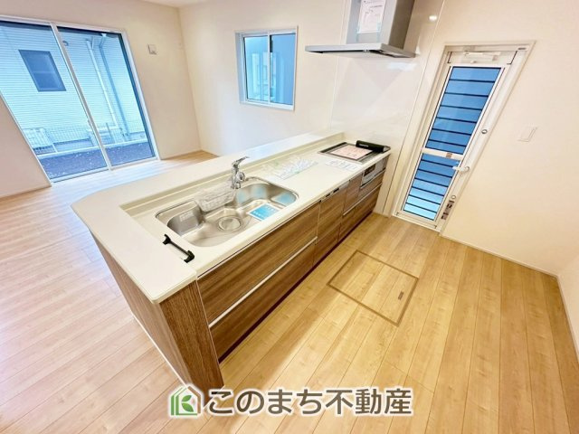 ブルーミングガーデン宇都宮市中戸祭1丁目のキッチン|"お洒落なホワイト天板のペニンシュラキッチンを採用しております。
浄水器内蔵の水栓です♪"
