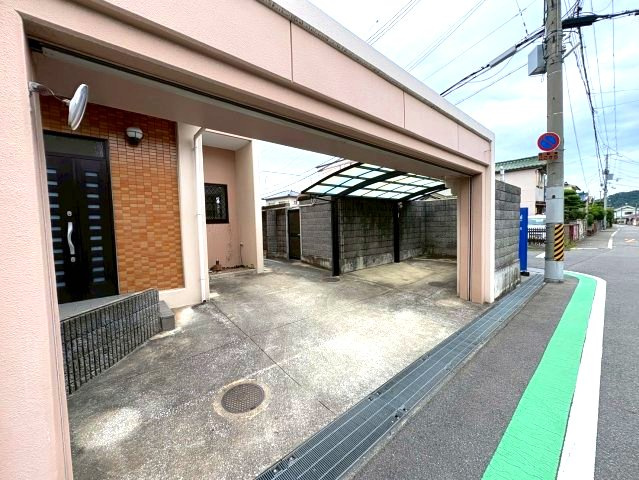 ホワイトロートスの駐車場
