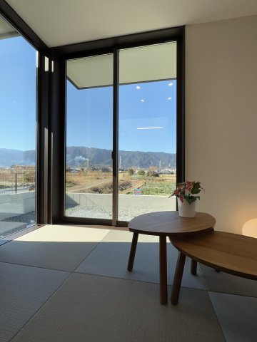 葛城市北花内　A号地 モデルハウス　の和室|◆和室♪　窓から自然いっぱいの景色に癒されます♪