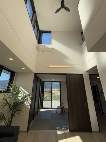 葛城市北花内　A号地 モデルハウス　の居間・リビング|吹抜で解放感がありお洒落なリビング(^^♪