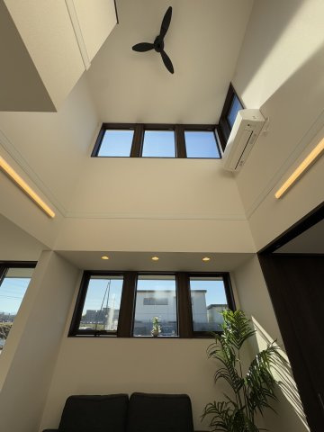 葛城市北花内　A号地 モデルハウス　の居間・リビング|吹抜で解放感がありお洒落なリビング(^^♪