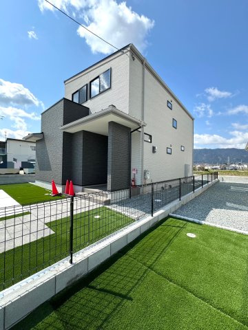 葛城市北花内　A号地 モデルハウス　の外観|◆モデルハウスA号地♪　人工芝で美しい緑いっぱいの景観に癒されます!(^^)!