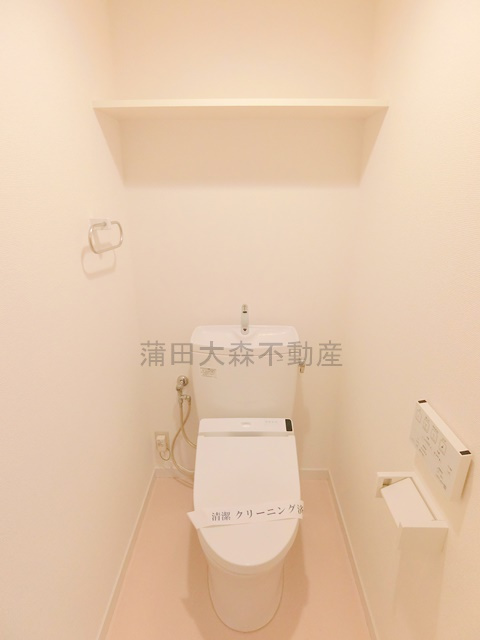 アルトTのトイレ|棚と温水洗浄便座付きのトイレ