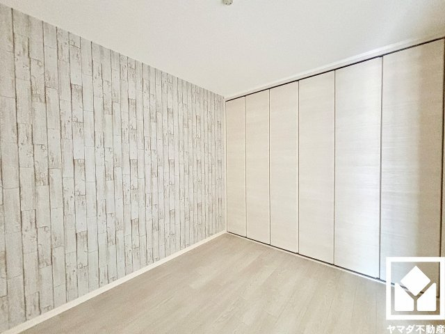 シーアイマンション夙川広田の子供部屋|約4.5帖の洋室です。大きなクローゼット付きで整理整頓しやすいお部屋になっています。
