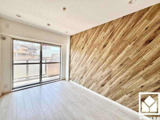 シーアイマンション夙川広田の洋室|約6帖の洋室です。バルコニーにつながるお部屋で、通風・陽当たり良好。