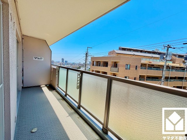 シーアイマンション夙川広田のバルコニー|南西向きバルコニーで陽当たり、風通し良好。たっぷりの洗濯物も気持ちよく乾きます。