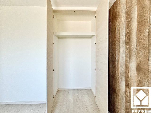 シーアイマンション夙川広田の収納|穏やかな暮らしを支える、豊かな収納。クローゼットは奥行きがあるので、収納力も申し分ありません。