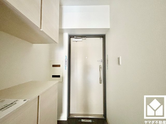 シーアイマンション夙川広田の玄関|白を基調とした明るい玄関で、毎日を爽やかにスタート。清潔感あふれる空間が、訪れる人々を温かく迎えます。