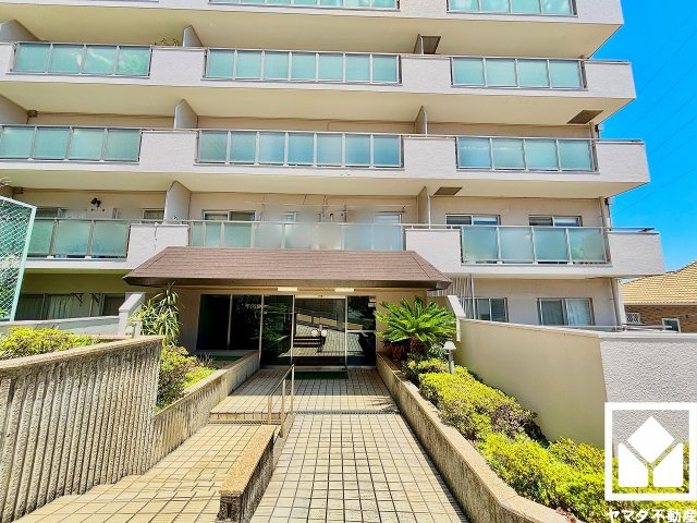 シーアイマンション夙川広田|広々とした明るいエントランス。定期的な清掃・管理体制が整っており、帰宅時や来客時にも気持ちの良い空間です。