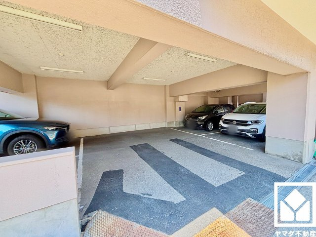 シーアイマンション夙川広田の駐車場|敷地内に駐車場を設置（屋内平置16台、屋外平置4台。月額8000円～12000円）。重い荷物や雨の日の移動もスムーズで、快適なカーライフを実現。空き状況は弊社スタッフまでお気軽にお問い合わせください。