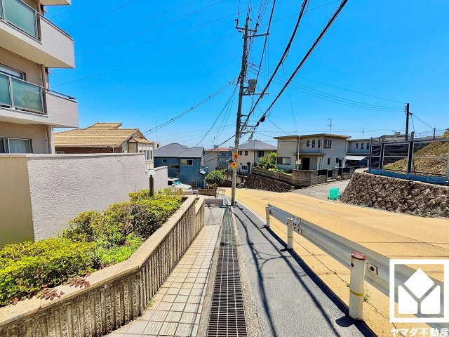 シーアイマンション夙川広田のその他|1800年以上の歴史を持つ「廣田神社」を擁する「広田山公園」まで徒歩1分（約39m）。春にはツツジや桜が美しく咲き誇る園内には遊歩道が整備されており、お散歩やウォーキングなども手軽に楽しめる環境です。