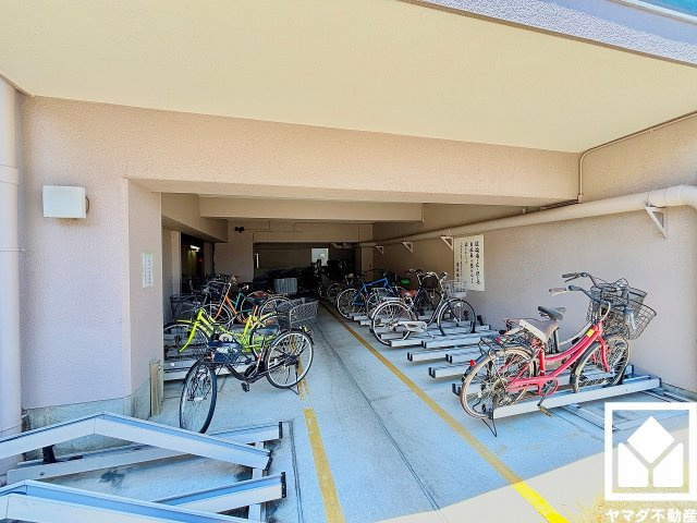 シーアイマンション夙川広田の駐輪場|サイクルラック付きの駐輪場を設置。スッキリ整理されて、自転車同士が接触・転倒しにくい設計です（月額200円）。バイク置き場も備えています（月額1000円）。