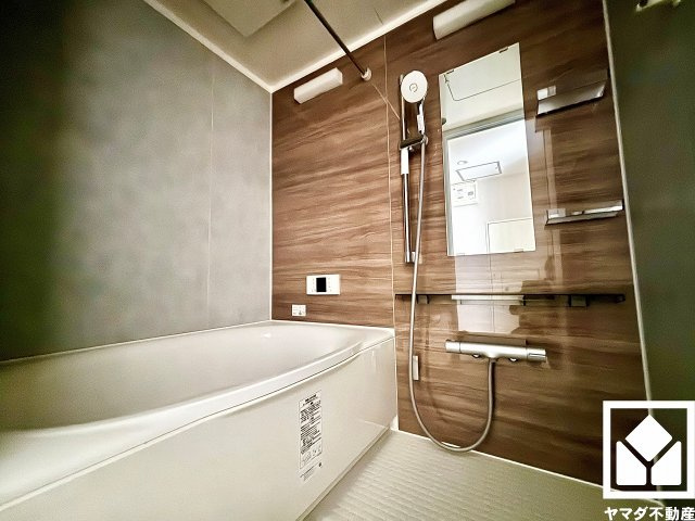 シーアイマンション夙川広田の浴室|1日の疲れを癒す浴室でゆったりリフレッシュ。ナチュラルな木目調のアクセントパネルは落ち着いた雰囲気を演出してくれます。