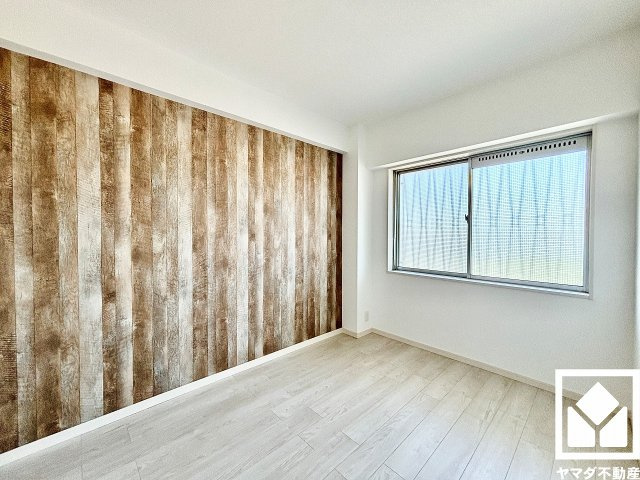 シーアイマンション夙川広田の寝室|北東側洋室です。アクセントクロスを取り入れたデザイン性の高い洋室で、リラックスしたひとときを過ごせます。