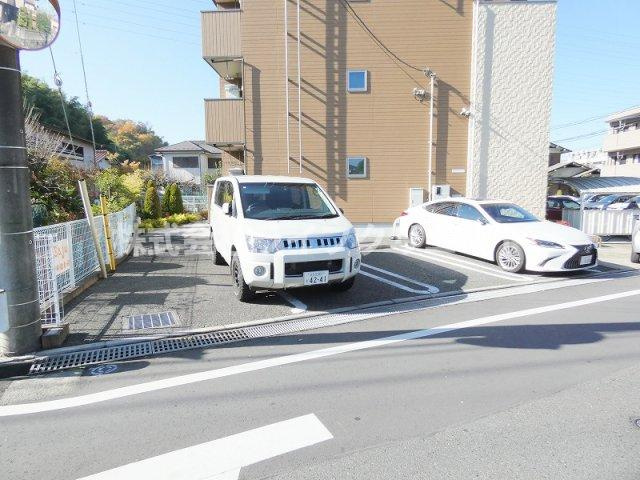 ジョイ・ノーブルの駐車場