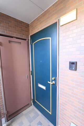 春日井市知多町４丁目の賃貸マンションの玄関