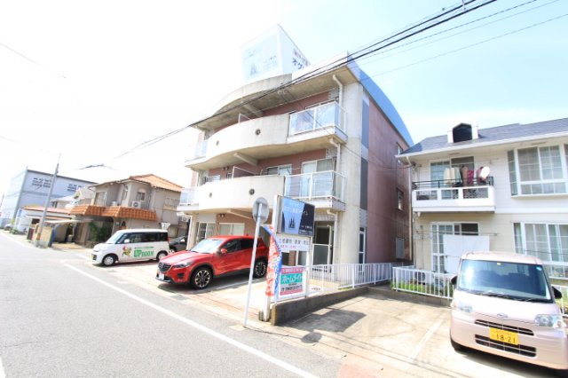 春日井市知多町４丁目の賃貸マンションの駐車場