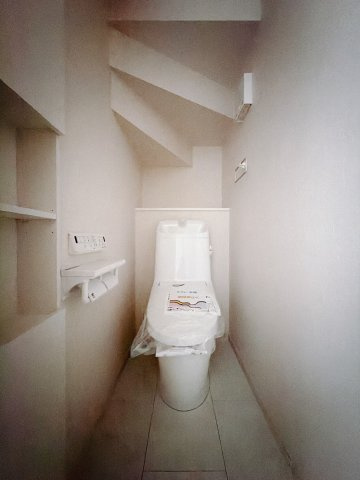 【新築戸建】桐生市広沢町のトイレ|■トイレ｜1階と2階にトイレがございます♪壁には小物を置けるスペースがあるのでトイレットペーパーのストックを置いておくのにも便利です♪写真などを飾ってもおしゃれですね♪