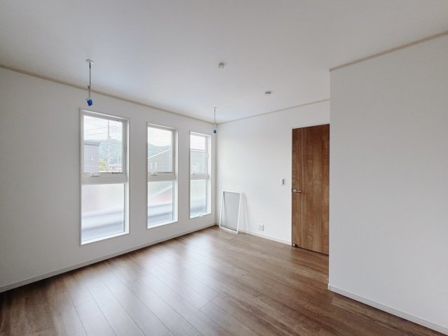 【新築戸建】桐生市広沢町の洋室|■洋室｜縦に長い窓が特徴的な2階の一室。建売では珍しいおしゃれなデザインです♪　大きな収納があるのでいつでも部屋がすっきりと片付きます*。