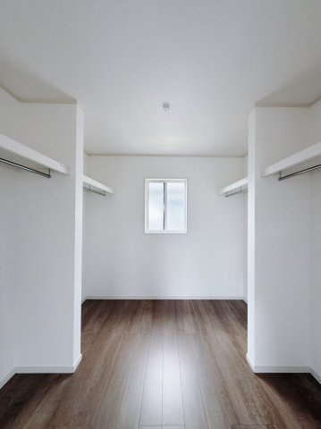 【新築戸建】桐生市広沢町の収納|■WIC｜お洋服はもちろん、使う頻度の少ない家具や小物・場所を取りがちな旅行用のスーツケースなどもしまえます。また、厚手のコートをしまっても充分な広さを堪能できるプランです♪