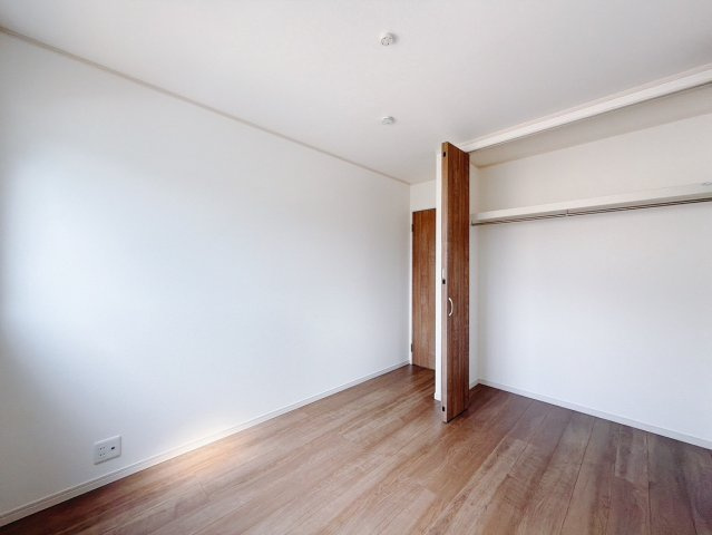 【新築戸建】桐生市広沢町の洋室|■洋室｜木目調のフローリングは、ほっと心和む空間。様々な種類のインテリアグリーンを取り入れれば緑あふれる明るい空間にもなります(*^^*)