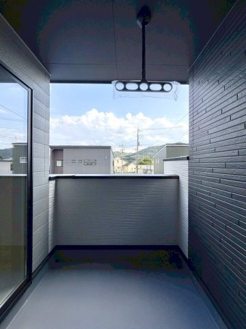 【新築戸建】桐生市広沢町のバルコニー|■バルコニー｜バルコニーから入る日差しは暖かく、爽快な朝の目覚めを促してくれます♪洗濯物やお布団を干して太陽の香りを吸い込んだお布団で夜はおやすみください。