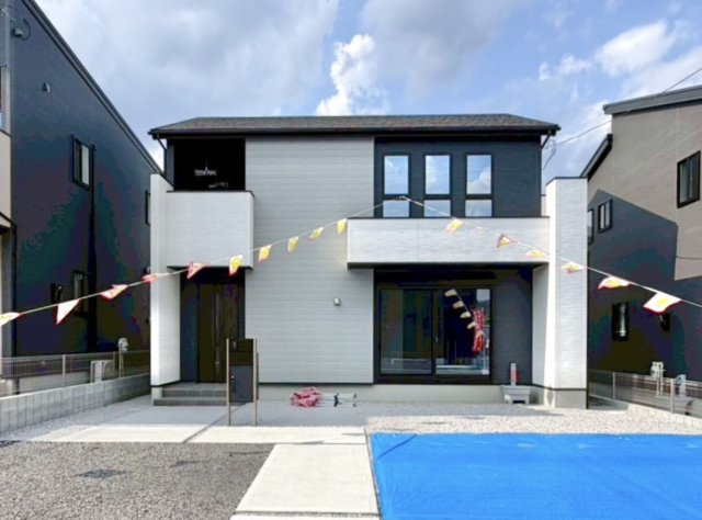 【新築戸建】桐生市広沢町の外観|■外観｜いまのアパート生活で走り回るお子さんを怒ってしまった経験はありませんか？走り回ることもジャンプすることも子どもの習性です！庭付き一戸建てならお子さまも思いっきり遊べます(^^)