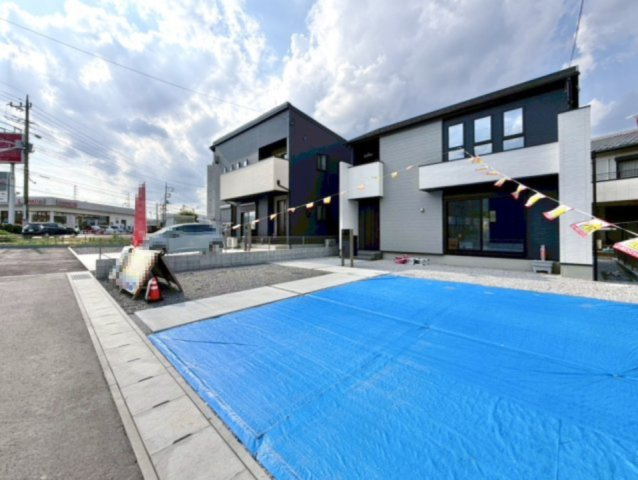【新築戸建】桐生市広沢町の外観|■外観｜周囲の見渡しが良く、車の出入りの際も安全確認がしやすいため、小さなお子様がいるご家庭でも安心です♪