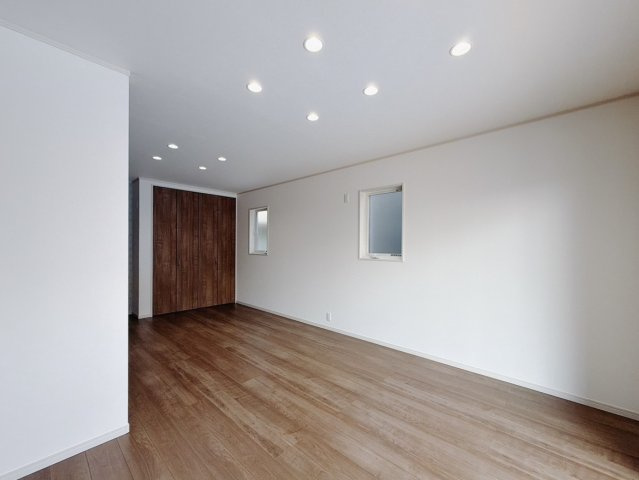 【新築戸建】桐生市広沢町の居間・リビング|■リビング｜家族が集まる団らんのひととき、ひとりでリラックスしたい夜、ゲストを招いてわいわい過ごす休日、どんなシーンにも対応できるリビングです♪