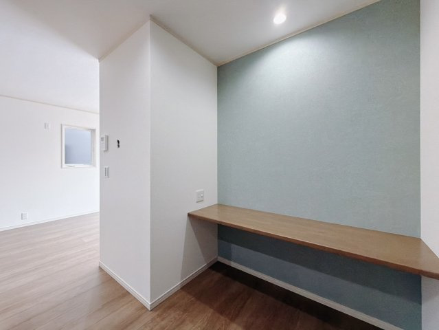 【新築戸建】桐生市広沢町の居間・リビング|■スタディーカウンター｜ダイニング横のカウンターは家族の気配を感じながらパソコンや読書を楽しめる、ご家族みんなで使えるスペースです。お子様のお勉強にも最適です♪