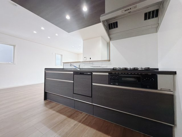【新築戸建】桐生市広沢町のキッチン|■キッチン｜お料理をしながら会話も弾むカウンターキッチン。出来上がったお料理をカウンター越しからお子様に運んでもらったりと、お手伝いも楽しくしてもらえることができます♪