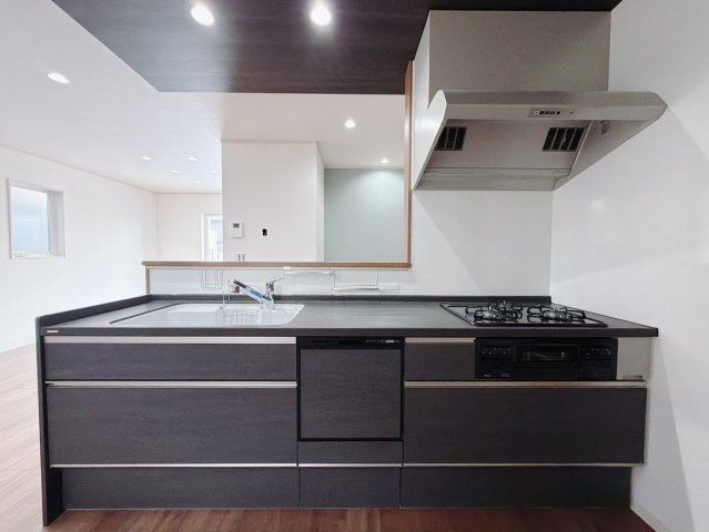 【新築戸建】桐生市広沢町のキッチン|■キッチン｜ワークトップ下には、圧力鍋やパスタ鍋などのかさばる調理器具もラクラク収納可能なスライド収納！ものが溢れがちなキッチン回りもスッキリきれいに管理ができます♪