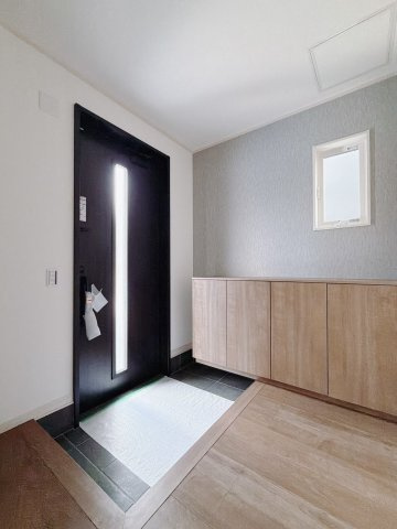 【新築戸建】桐生市広沢町の玄関|■玄関｜急な来客時にもすぐに物がしまえるので便利です。「いつもキレイな玄関だね」とお友達やご近所さんに羨ましがられると気分も上がります♪