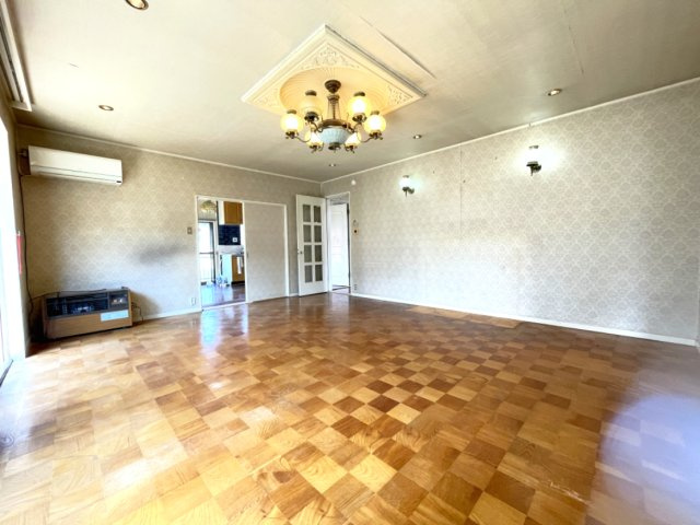 美鈴が丘東1丁目　戸建の居間・リビング|家具にこだわりがある方も、お好きなサイズ・種類を設置でき、大勢が集える広さです！