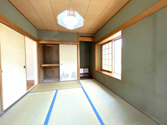 美鈴が丘東1丁目　戸建の和室|和のインテリアも近年好まれる方が増えています。リビングと続き間のためフレキシブルに過ごせる和室です。
