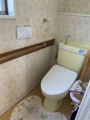 美鈴が丘東1丁目　戸建のトイレ|停電時にも手動レバーで流せる災害時の強さが魅力のタンクトイレは温水洗浄便座機能付きです。