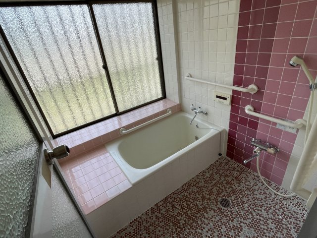 美鈴が丘東1丁目　戸建の浴室|耐久性が高く部分的な補修がしやすいタイルの浴室。腰掛スペースや手すりがあり安全性にも配慮されています