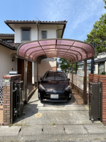 美鈴が丘東1丁目　戸建の駐車場|幅員6mの公道に接面しており車の出し入れもスムーズ。黄砂や野鳥等から守る門とカーポート付きで安心です