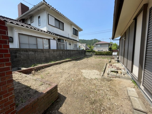 美鈴が丘東1丁目　戸建の庭|愛犬も駆け回れる広々としたお庭があります。家庭菜園やＤＩＹなど思う存分楽しめる住環境。
