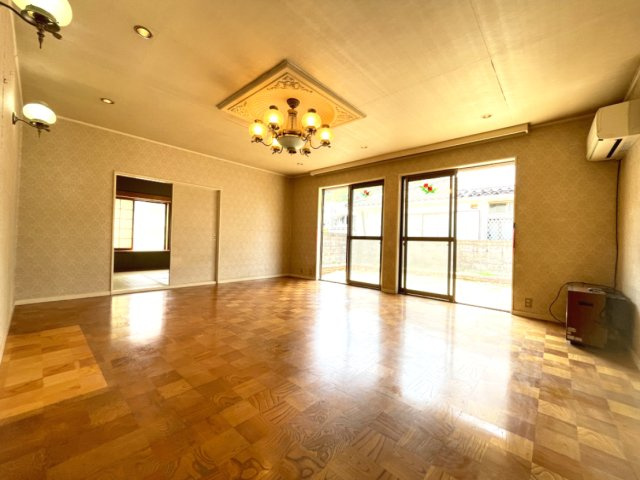 美鈴が丘東1丁目　戸建の居間・リビング|約15.0帖の広いリビングです。ダイニングと和室が繋がり家族の気配を感じられる間取りです。