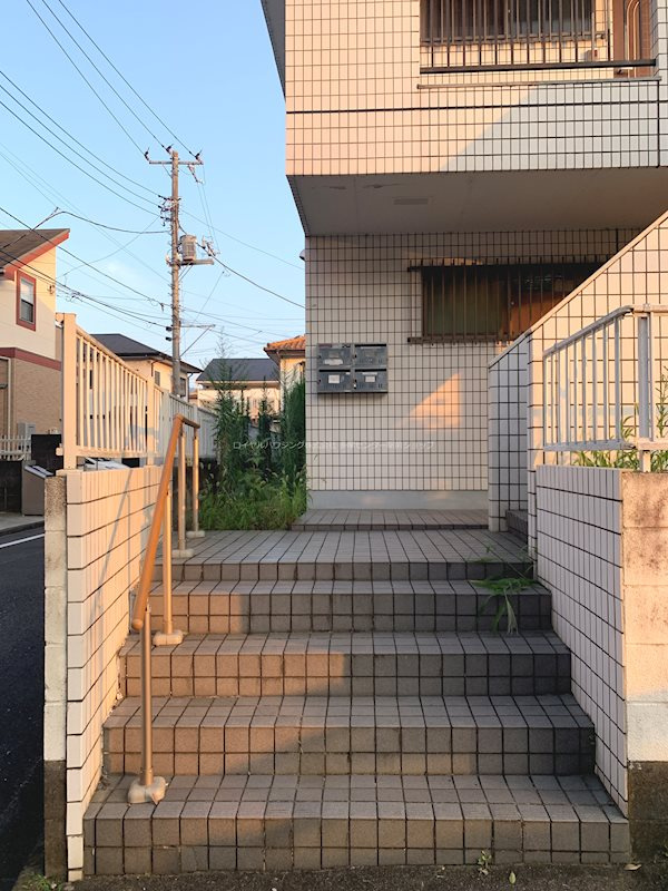 エントランスは階段ですが、手すりもございます♪