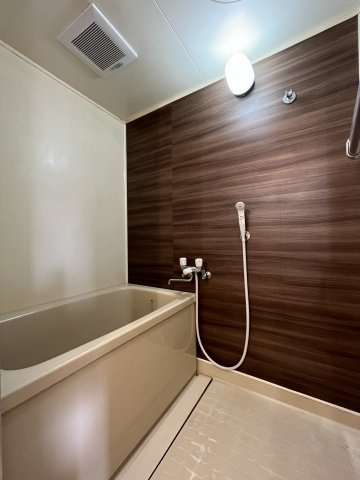 お風呂は追炊きはありませんが、リモコンで温度を調節出来ます♪