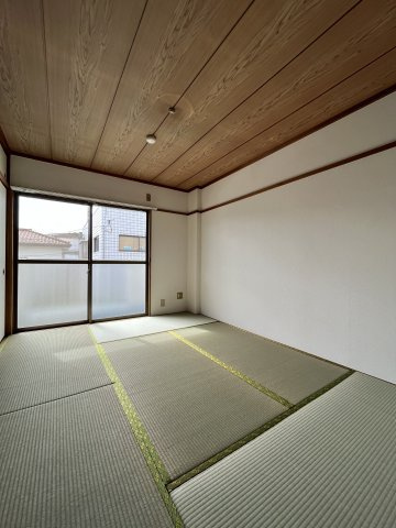 和室６帖も南向き陽当り良好で、一間分の押入が付いています♪