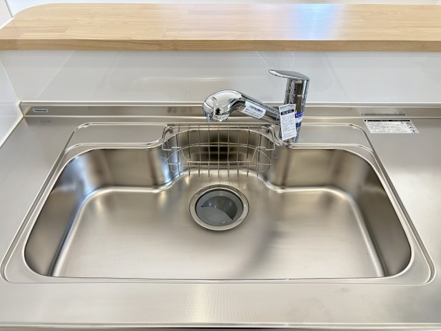 CRADLE GARDEN小倉南区若園第7のキッチン|毎日の暮らしを快適にする、浄水器一体型の便利な水栓付き。
