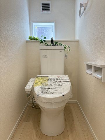 CRADLE GARDEN小倉南区若園第7のトイレ|温水洗浄便座付きのトイレです。汚れてもサッとひと拭きでお手入れ簡単。節水仕様でしっかり洗浄できます。環境にやさしく、しかも経済的です。