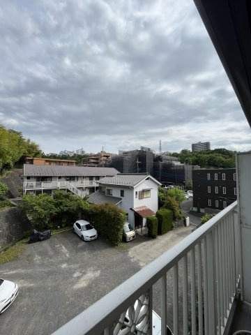 バルコニーからの眺望は南向き１階で陽当り良好です♪