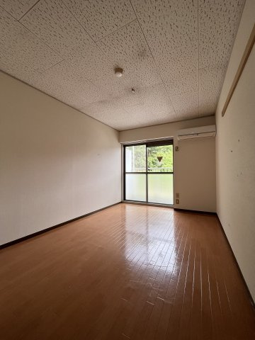 南向き１階陽当り良好でエアコン付き洋室８帖です♪