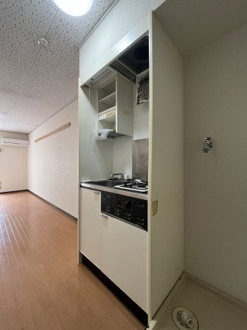 一口ガスコンロ付きのキッチンと室内洗濯機置き場です♪